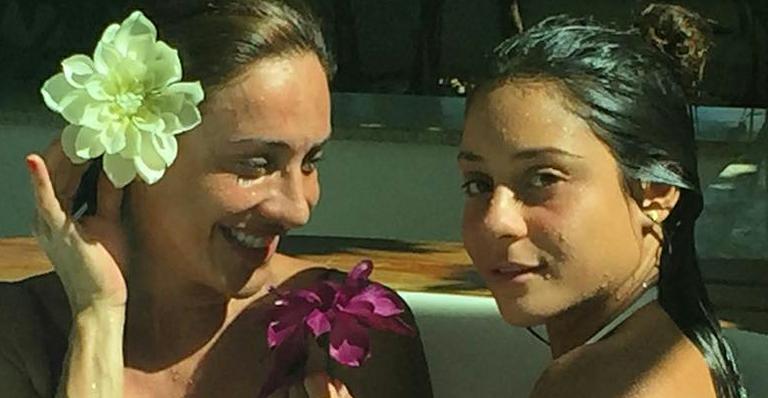 Cynthia Benini alivia o calor e faz rara aparição ao lado da filha, Valentina