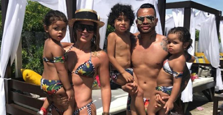 Dentinho posa com a mulher e os três filhos curtindo praia em Jurerê