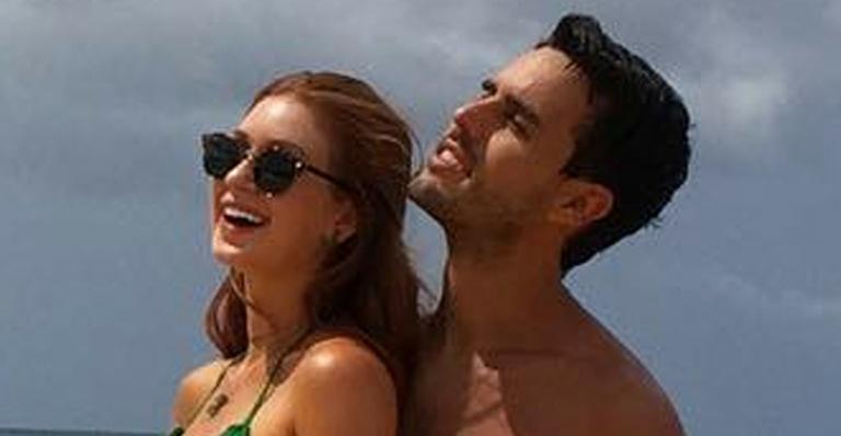 De biquíni, Marina Ruy Barbosa mostra corpaço ao lado do noivo e ironiza: ‘Tá ruim a vida’