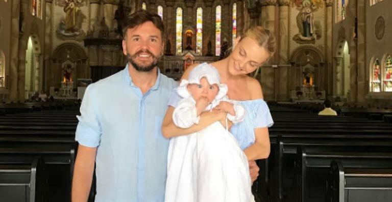 Carol Trentini mostra foto do batizado de seu filho caçula