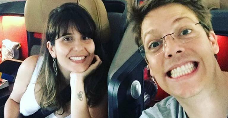 Fábio Porchat curte as férias com a namorada na Namíbia