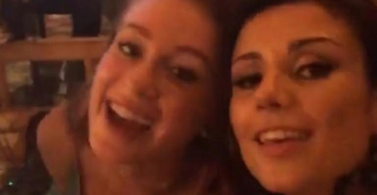 Solteira, Paula Fernandes curte noitada com Marina Ruy Barbosa em Fernando de Noronha