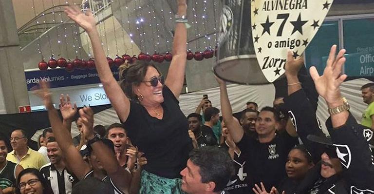Superpopular, Susana Vieira desembarca no Rio e é carregada pela torcida do Botafogo