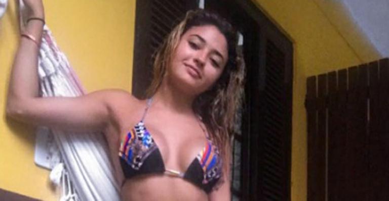 Ela cresceu! Carolina Oliveira exibe corpão escultural só de biquíni aos 22 anos