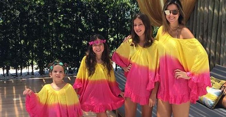 Vera Viel e as três filhas usam looks idênticos em passeio de barco