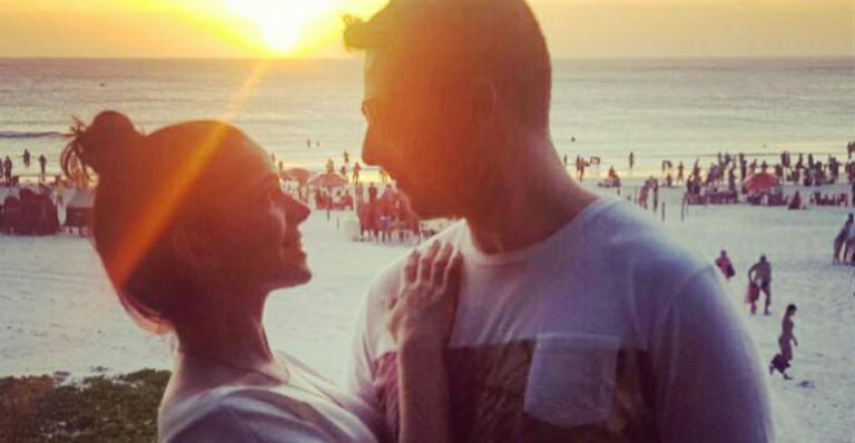 Sabrina Petraglia posa em clima de romance com o noivo na praia