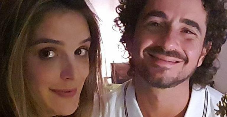 Vai nascer! De biquíni, Rafa Brites exibe o barrigão e dá entrada no nono mês de gestação