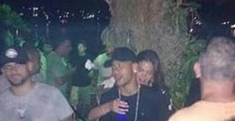 Neymar e Bruna Marquezine curtem festa em Angra dos Reis