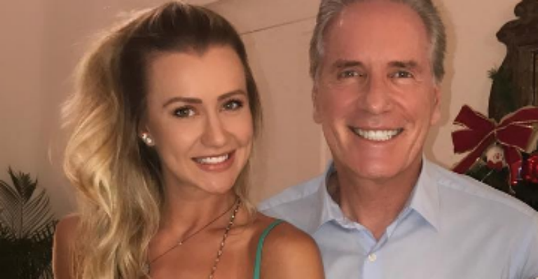 Ana Paula Siebert posa ao lado do marido, Roberto Justus, e exibe barriga trincada