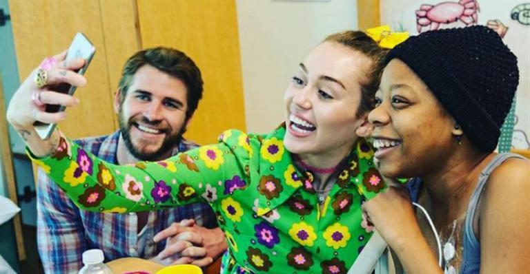 Miley Cyrus e Liam Hemsworth fazem visita surpresa a hospital