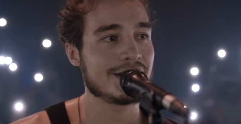 Tiago Iorc posa com os cabelos soltos e brinca: “Falta que faz um pente”