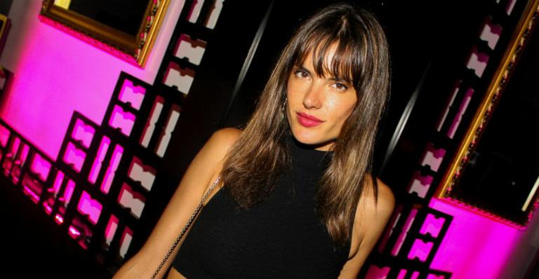Alessandra Ambrósio rouba a cena em festa em Jurerê