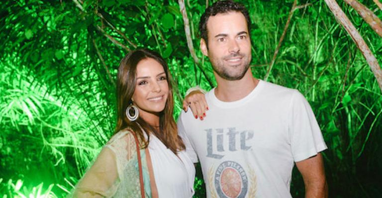 Carol Celico e o namorado prestigiam festa de fim de ano em Trancoso, na Bahia