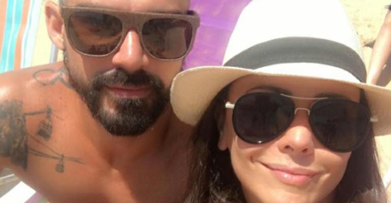Viviane Araújo se diverte com o noivo, Radamés Martins, dentro do mar