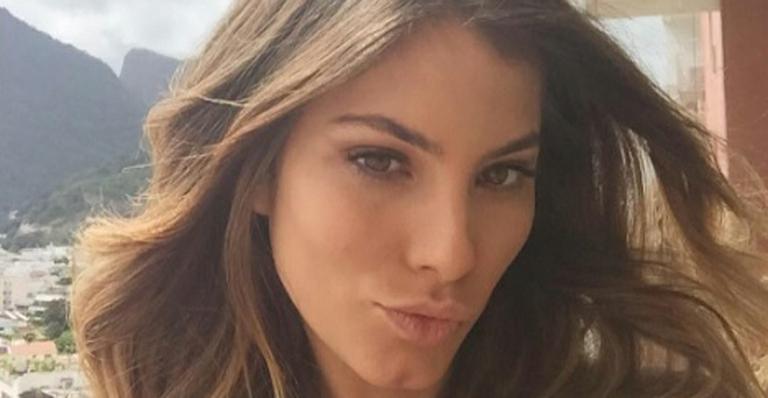 Bruna Hamú exibe barriguinha de grávida durante festa em Trancoso