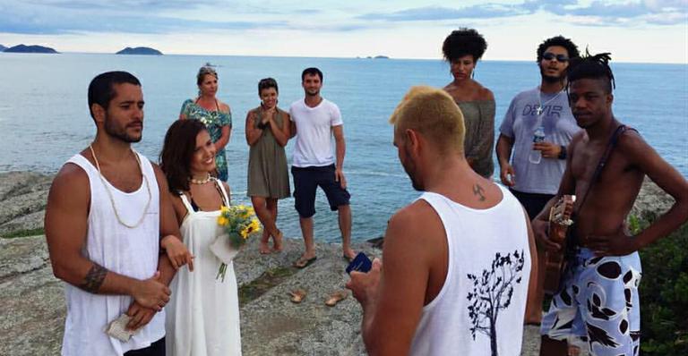 Cantores Jullie e Nando Motta se casam na praia
