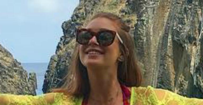 Marina Ruy Barbosa posa sorridente e abusa das transparências: ‘Feliz’
