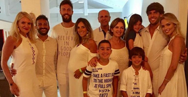 Kaká leva a namorada à festa de réveillon com os filhos