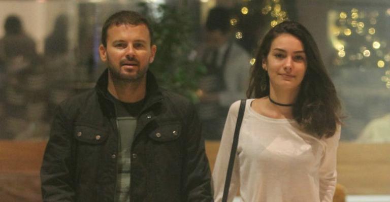 Após reclamar de preconceito, Marina Moschen passeia com o namorado e é tietada por fãs