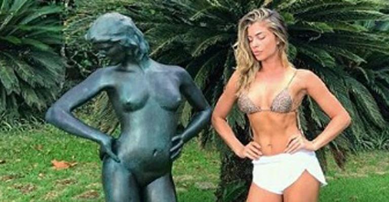 Grazi Massafera exibe corpão espetacular ao lado de estátua nua