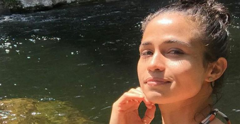Nanda Costa faz topless em cachoeira e mostra vídeo nas redes sociais