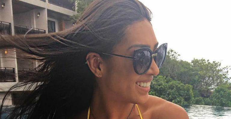 Na Tailândia, Amanda Djehdian faz tatuagem entre os seios