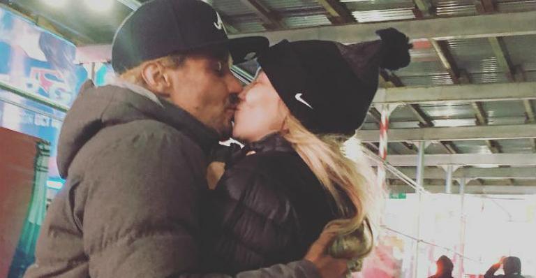Após ano novo frustrado, André Gonçalves e Dani Winits curtem romance em Nova York