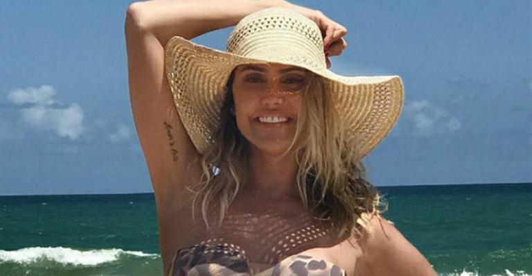 Deborah Secco exibe corpão em foto de biquíni na Bahia