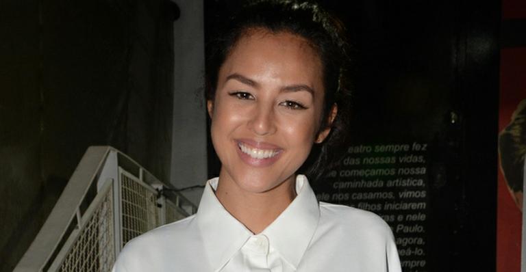 Só de maiô, Yanna Lavigne exibe barriguinha de grávida