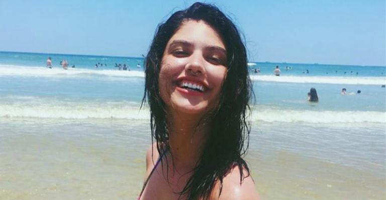 De férias, Giovanna Grigio exibe boa forma na praia