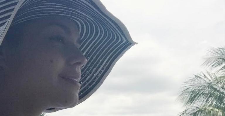 De biquíni, Thais Fersoza descansa ao lado da família e agradece: ‘Vibe maravilhosa’