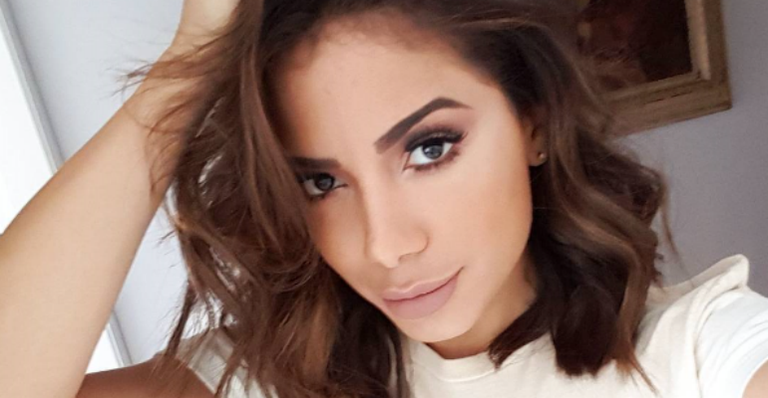 Anitta mostra prévia do clipe que fez ao lado de Simone e Simaria