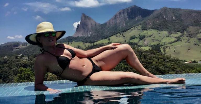Zilu Camargo mostra foto de biquíni e recebe convite ‘indiscreto’