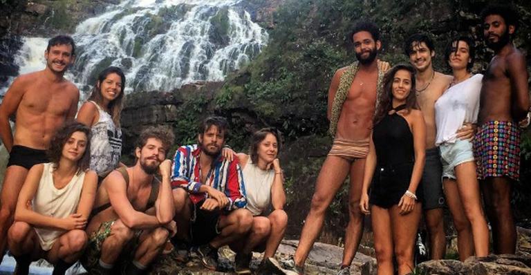 Atores globais posam juntos durante férias na Chapada dos Veadeiros