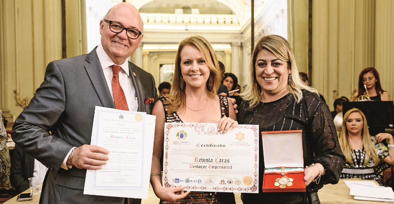 Revista Caras recebe homenagem em noite de gala