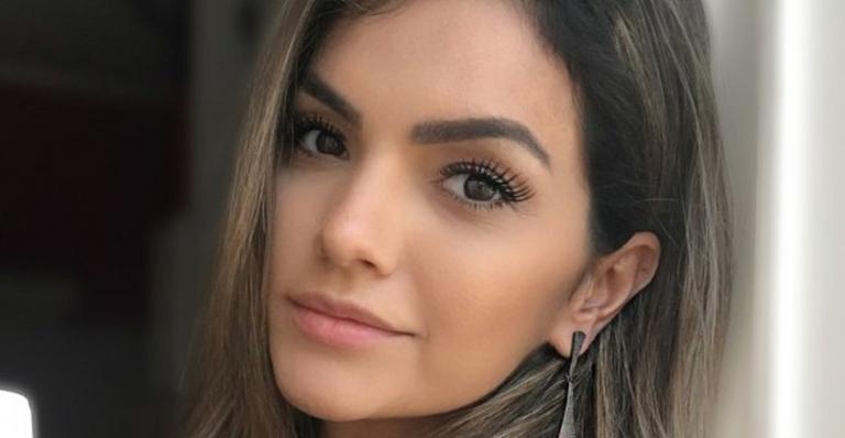 Kelly Key posa de maiô no nono mês de gestação, mostra inchaço e revela data do parto