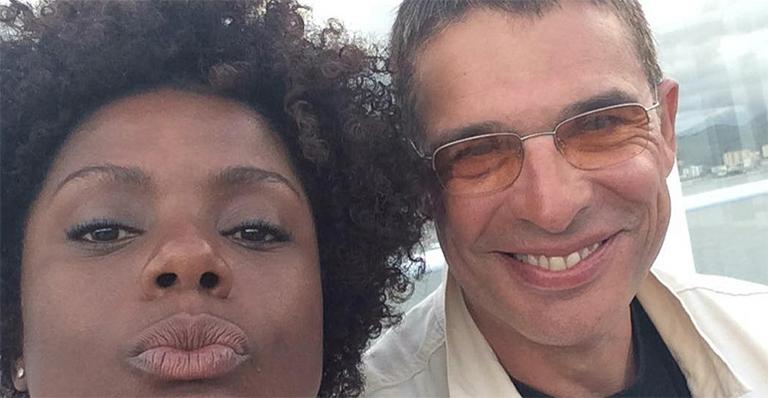 Adriana Alves mostra o rostinho de Olívia, sua filha com Olivier Anquier