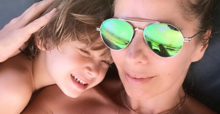 Adriane Galisteu mostra o filho, Vittorio, treinando capoeira