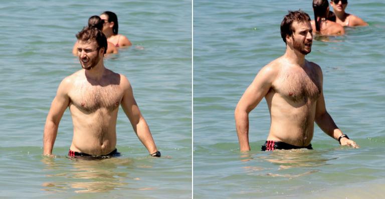 Miguel Thiré curte dia de praia no Rio de Janeiro