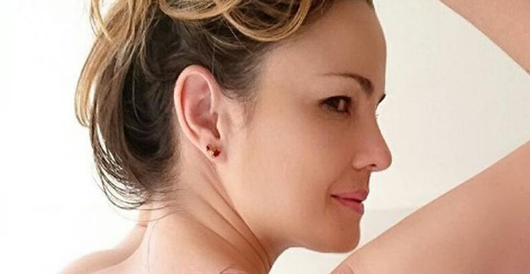 Carolina Kasting mostra linda tatuagem de flor de cerejeira nas costas e diz: “Não consigo parar de olhar”