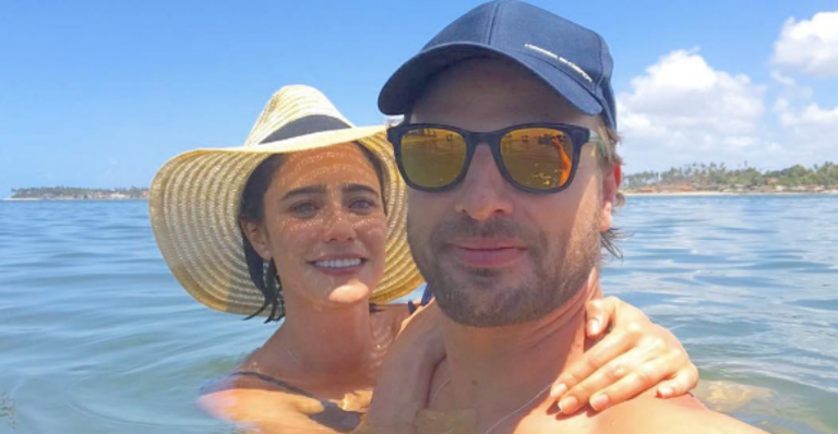 Fernanda Vasconcellos e Cássio Reis se encantam com o Projeto Tamar em Noronha
