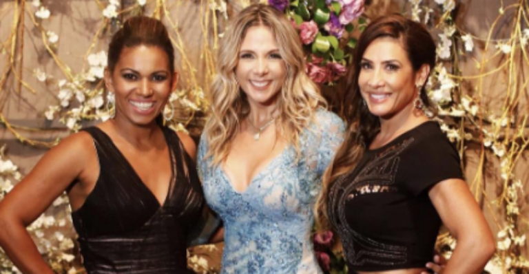 Carla Perez posa ao lado das eternas morenas do ‘É o Tchan’, Debora Brasil e Scheila Carvalho