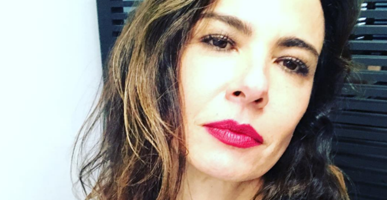 Luciana Gimenez faz tatuagem em homenagem aos filhos, Lucas e Lorenzo