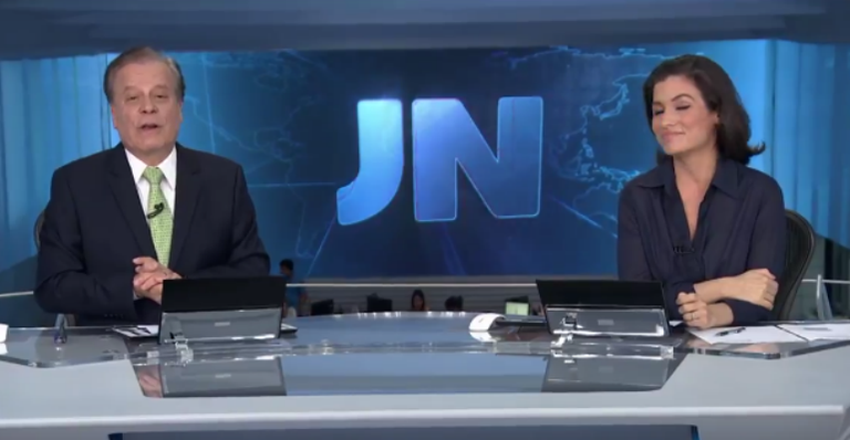 Chico Pinheiro encerra Jornal Nacional com sinal de paz e amor
