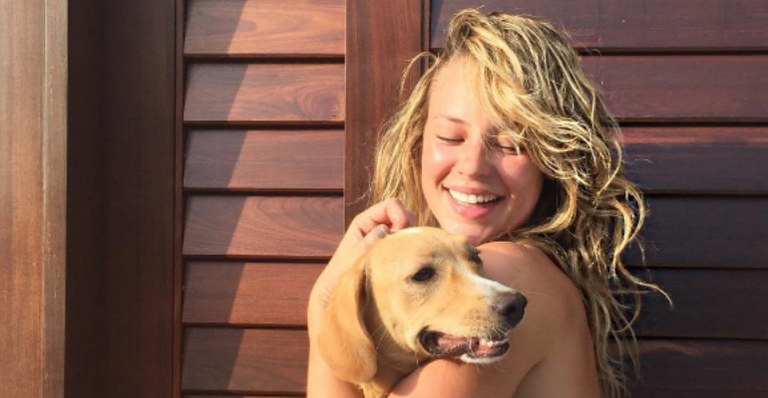 De biquíni, Paolla Oliveira mostra momento fofo com cachorro