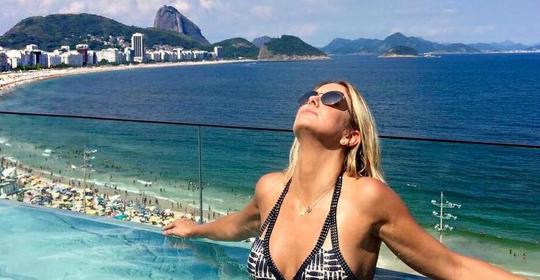 Aos 40, Ticiane Pinheiro aparece de biquíni fio-dental e impressiona pela boa forma