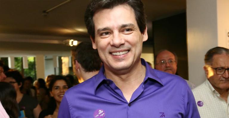 Celso Portiolli faz ensaio em família e mostra nas redes sociais