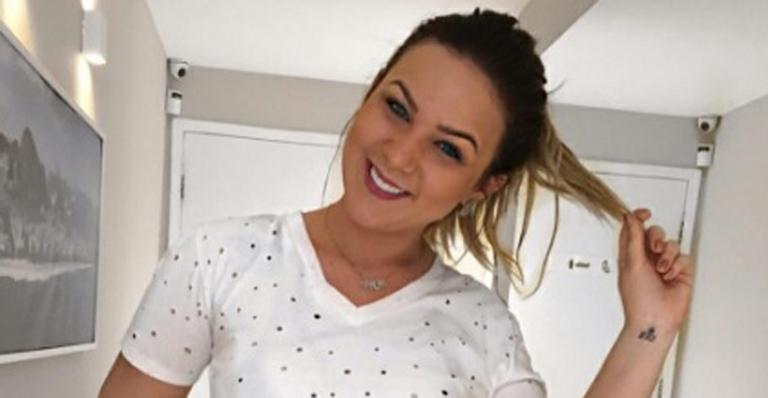 Cacau rouba a cena com maiô da moda em piscina: “Tá magrinha e linda”