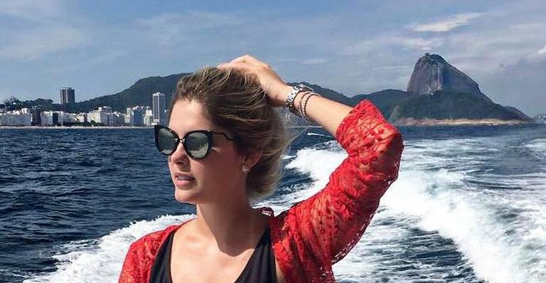 Bárbara Evans posa de maiô cavadíssimo durante passeio de barco