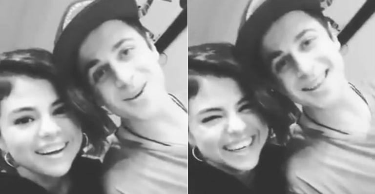 Selena Gomez e David Henrie se encontram e relembram o tempo de “Feiticeiros de Waverly Place”